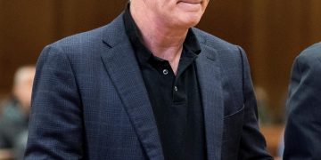 El FBI concluye que Baldwin apretó el gatillo de la pistola que mató a Hutchins