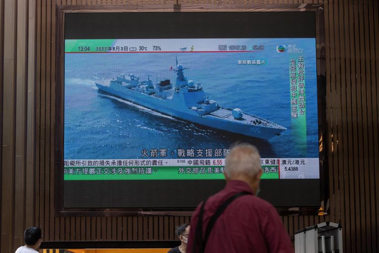 Personas en Hong Kong observan en televisión el despliegue naval de China como reacción a la visita de Nancy Pelosi a Taiwán, el 2 de agosto de 2022. EFE/Jerome Favre