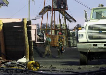 Presidente de México promete «trabajar hasta rescatar» a 10 mineros atrapados