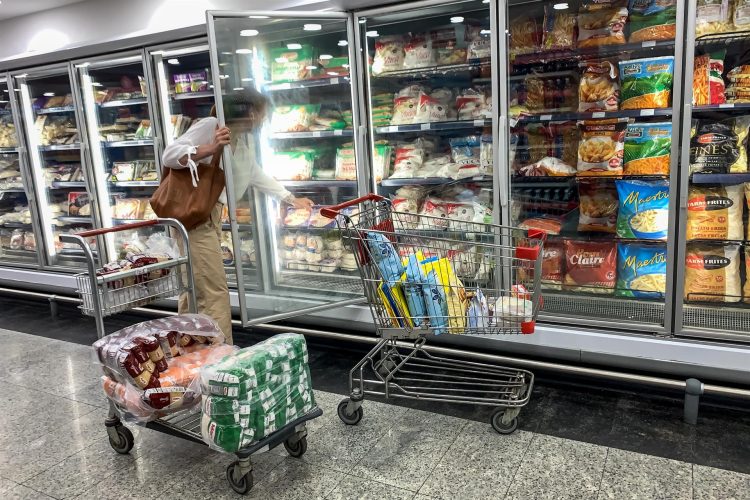 Una mujer busca artículos en una nevera de un supermercado, en Caracas (Venezuela), en una fotografía de archivo. EFE/Miguel Gutiérrez