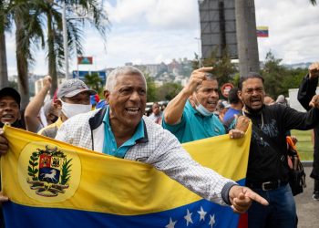 Trabajadores públicos venezolanos persisten en la calle para reclamar pagos
