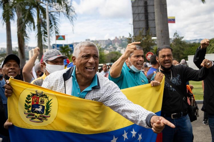 Decenas de personas se manifiestan para exigir al Gobierno de Nicolás Maduro mejoras laborales, hoy, en Caracas (Venezuela). EFE/Ronald Peña
