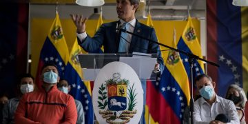 Juan Guaidó buscará mecanismos formales de comunicación con Gustavo Petro