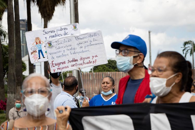 Decenas de personas se manifiestan para exigir al Gobierno de Nicolás Maduro mejoras laborales, en Caracas (Venezuela). EFE/ Ronald Peña