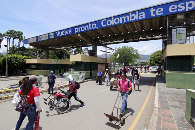 Decenas de personas fueron registradas este martes al cruzar el puente internacional Simón Bolívar, frontera de Colombia y Venezuela, en Cúcuta (Colombia). EFE