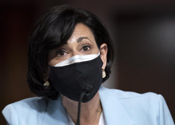La directora de los CDC reconoce fallos en la respuesta a la pandemia en EE.UU.