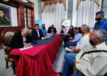Gobernador de Mérida conversó con docentes merideños