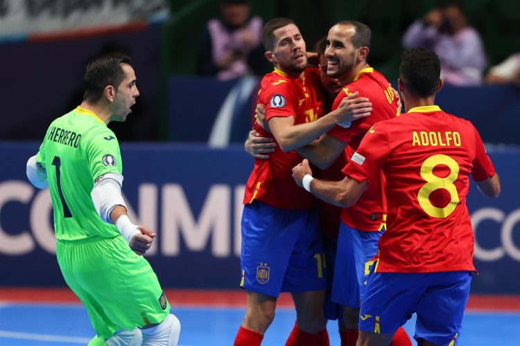 Jugadores de España celebran un gol, el 15 de septiembre de 2022, durante un partido de las semifinales de la Futsal Finalissima 2022. EFE/Juan Ignacio Roncoroni