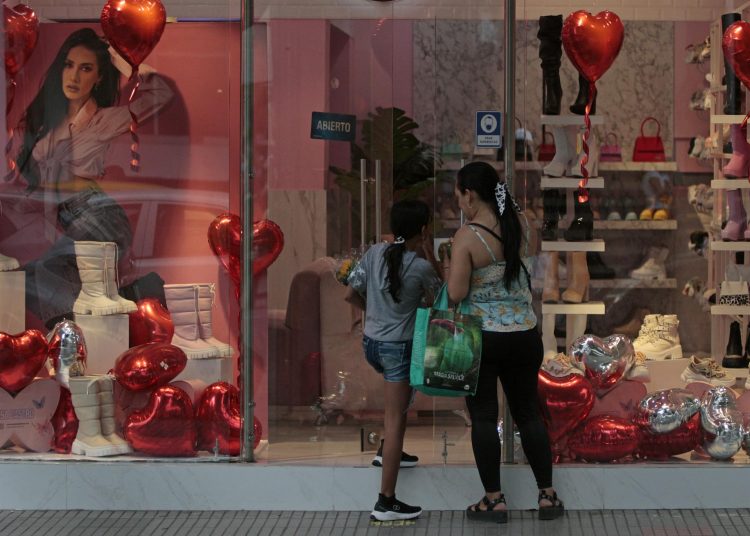 Dos mujeres observan una vitrina con artículos para mujer, el 17 de septiembre de 2022, en Cúcuta (Colombia). EFE/ Mario Caicedo