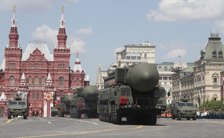 Misiles estratégicos intercontinentales RS-24 Yars rusos participan en un desfile militar en Moscú en junio de 2020. EFE/EPA/YURI KOCHETKOV