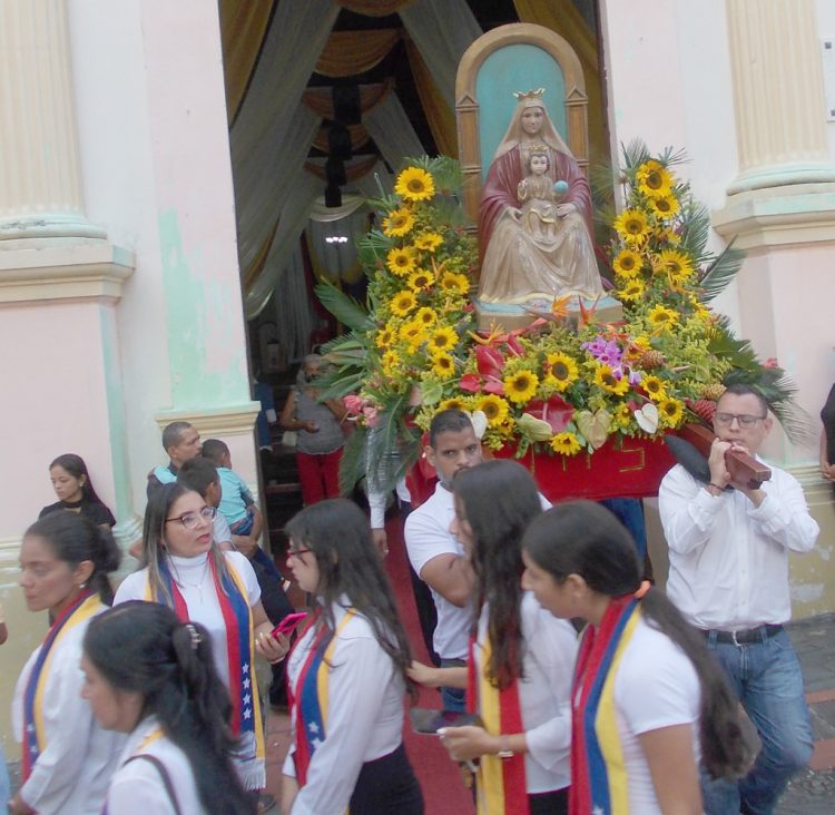 La virgen del Coromoto en la puerta principal del templo San Juan Bautista.