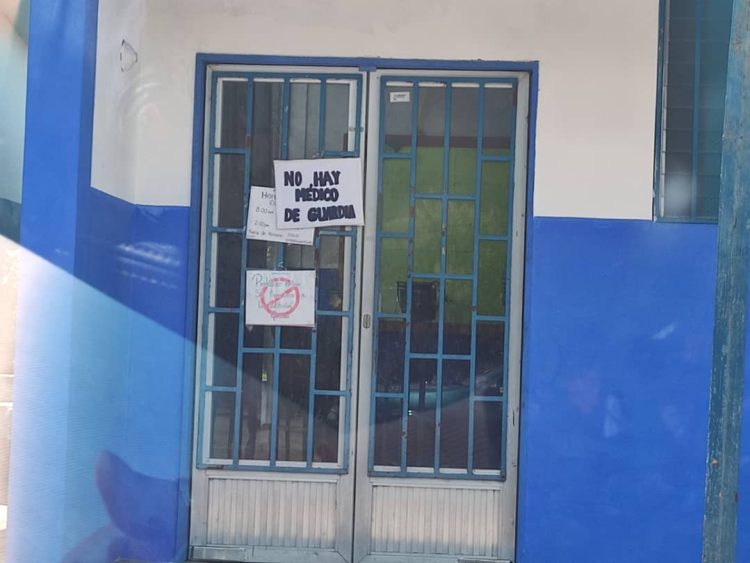 En la puerta hay un cartel que dice que no hay médico de guardia