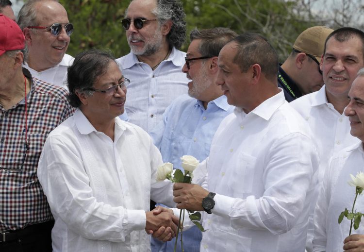 El presidente de Colombia, Gustavo Petro (i), estrecha la mano del ministro de Transporte de Venezuela, Ramón Celestino Velásquez Araguayán, durante un acto de reapertura de la frontera entre Colombia y Venezuela, hoy, en el Puente Simón Bolivar, en Cúcuta (Colombia). EFE/ Carlos Ortega