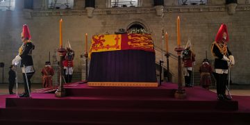 Horas, sudor y lágrimas en la cola para ver a la reina