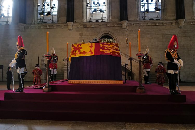 El ataúd que contiene los restos mortales de la reina Isabel II en el Palacio de Westminster en Londres. EFE/EPA/Harland Quarrington/MINISTERIO DE DEFENSA BRITÁNICO