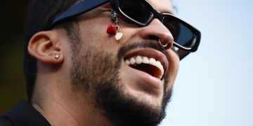 Bad Bunny mantiene su corona en los Billboard Latinos con nueve galardones