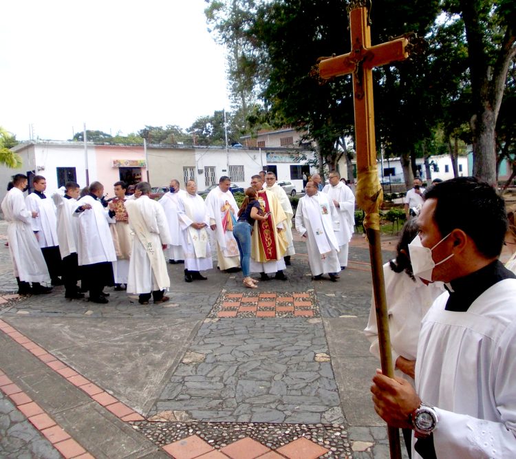 Los sacerdotes antes de entrar al templo San Juan Bautista.