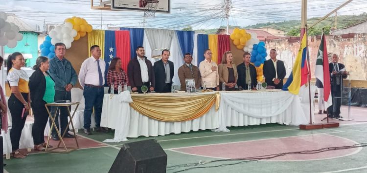 Concejales e integrantes del Concejo invitados al presidio Alcalde y Cronista del municipio.