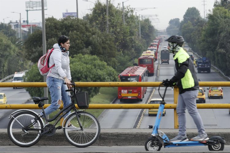 Personas se movilizan hoy en bicicleta y patinetas eléctricas durante el día sin carro en Bogotá (Colombia). EFE/Mauricio Dueñas Castañeda