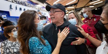 Llegan a Venezuela 12 tripulantes del avión retenido en Argentina: faltan siete