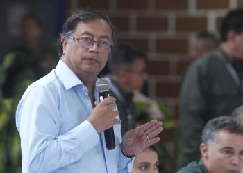 Diagnostican a Petro con bronquitis y le recomiendan no hablar en público