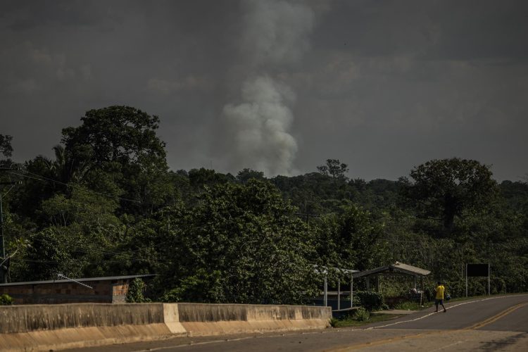 Vista del humo de un incendio el 8 de septiembre de 2022 en Careiro da Várzea (Brasil). EFE/Raphael Alves