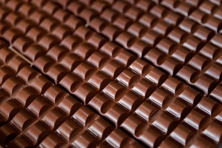 Fotografía de tabletas de chocolate en el taller de Chocolates Picacho, el 7 de septiembre de 2022, en Caracas (Venezuela). EFE/Rayner Peña R.