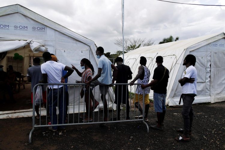Migrantes haitianos hacen fila para registrarse en un albergue en Darién (Panamá). Foto de archivo. EFE/Bienvenido Velasco
