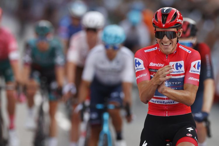 El belga Remco Evenepoel, ganador de la Vuelta, llega a meta tras la etapa final de la 77 edición de la Vuelta Ciclista a España, este domingo en Madrid. EFE/ Javier Lizón