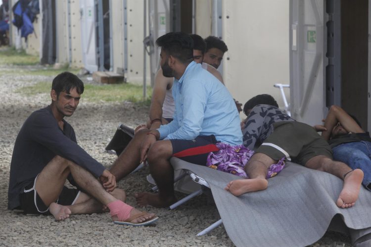 imagen de archivo de migrantes son vistos en un campamento donde se reúnen personas procedentes de diversos países en Darién (Panamá). EFE/ Carlos Lemos