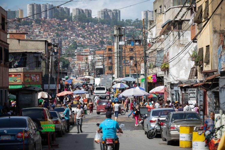 Fotografía de archivo en la que se registró una toma general del mercado de Catia, en Caracas (Venezuela). EFE/Rayner Peña