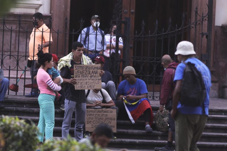 Ciudadanos venezolanos piden ayuda durante su paso migratorio con destino a los Estados Unidos, en la Plaza Central del Centro Histórico de Tegucigalpa (Honduras), en una fotografía de archivo. EFE/Gustavo Amador