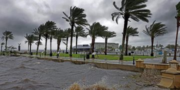 Ian va camino de Carolina del Sur con fuerza de huracán