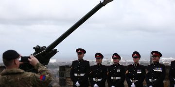 Cañonazos, homenajes y ofrendas inician el adiós a Isabel II