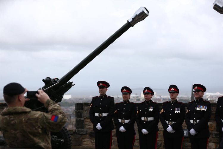 Miembros de la Artillería Real posan para una fotografía después del saludo real con armas de fuego en Edimburgo, Escocia, este 9 de septiembre. EFE/EPA/ADAM VAUGHAN