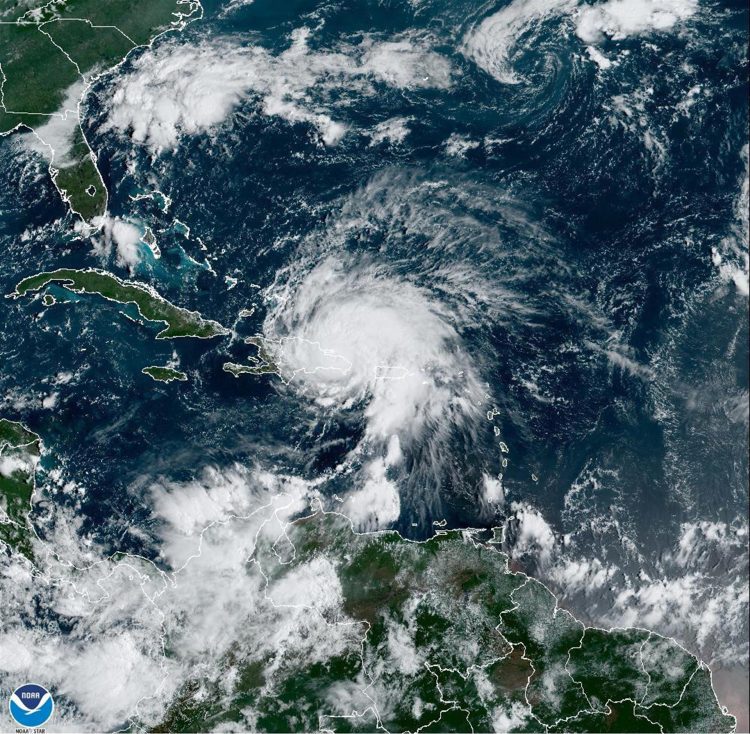 Imagen satelital cedida hoy por la Oficina Nacional de Administración Oceánica y Atmosférica de Estados Unidos (NOAA), a través del Centro Nacional de Huracanes (NHC), donde se muestra la localización del huracán Fiona en el Atlántico. EFE/NOAA-NHC