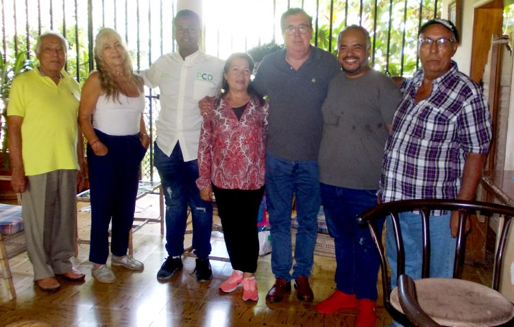 -Cesar Pérez Vivas rodeado de amigos en la residencia de Luis Rivero en Betijoque.