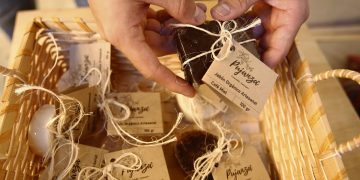 Café que da vida a jabones y tazas degradables gracias a una empresa colombiana