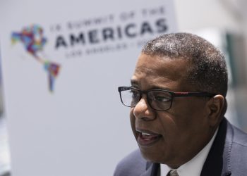 EE.UU. amenaza a Maduro con intensificar las sanciones si no negocia con la oposición
