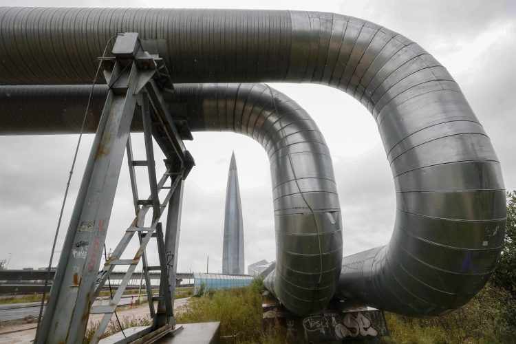 Imagen de archivo de conductos gasísticos y la torre que alberga la sede de la compañia estatal de gas ruso, Gazprom. EFE/EPA/ANATOLY MALTSEV