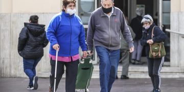 «No nos sobra nada», la odisea de los jubilados para sobrevivir en Argentina