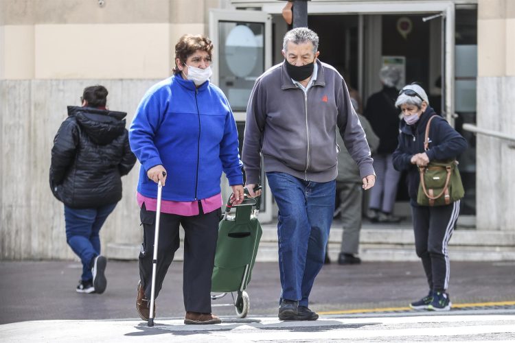 Una pareja camina por una céntrica calle, el 20 de septiembre de 2022, en Buenos Aires (Argentina). EFE/ Juan Ignacio Roncoroni