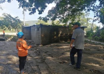 Se desbordó quebrada en el sector Mirabel II en Carvajal por lluvias de este lunes