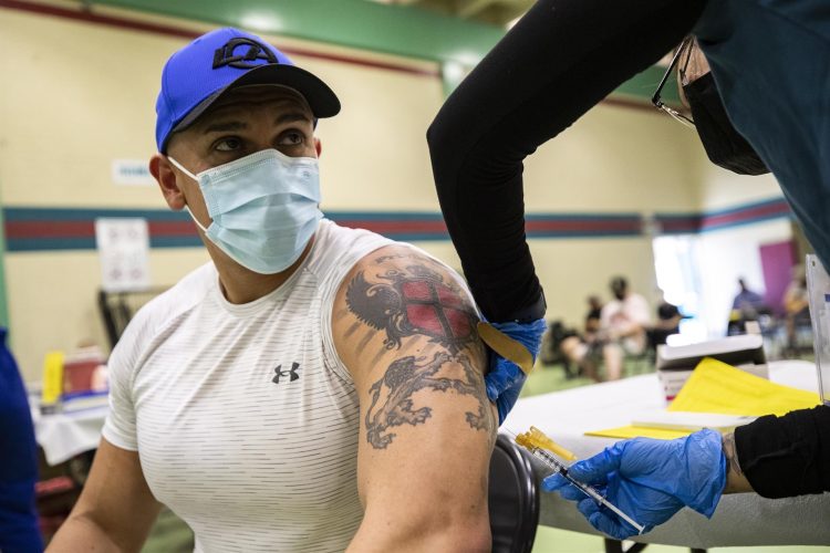 Un joven es vacunado contra la viruela del mono en Los Ángeles (EE.UU.) el pasado 10 de agosto. EFE/EPA/ETIENNE LAURENT