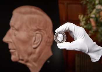 Presentan la nueva moneda con la imagen del rey Carlos III