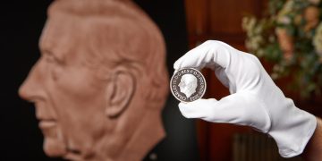 Presentan la nueva moneda con la imagen del rey Carlos III