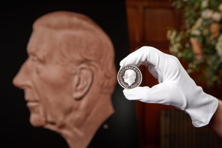 Fotografía de la nueva moneda de 5 libras con el retrato del rey Carlos III facilitada por la fábrica británica The Royal Mint. EFE/EPA/TOM HARRISON
