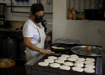Venezolanos celebran el «Día Mundial de la Arepa», su alimento insigne