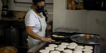 Venezolanos celebran el «Día Mundial de la Arepa», su alimento insigne