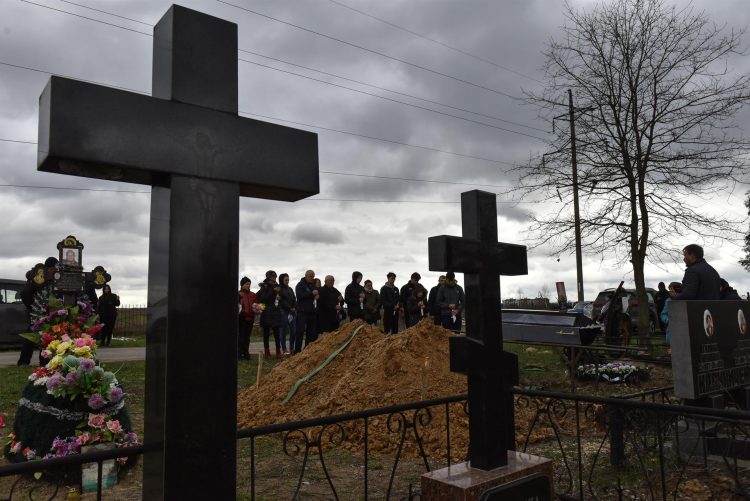 Ceremonia fúnebre de un hombre supuestamente asesinado por soldados rusos en Bucha el 17 de marzo pasado en el cementerio municipal de esta ciudad del área de Kiev. EFE/EPA/OLEG PETRASYUK